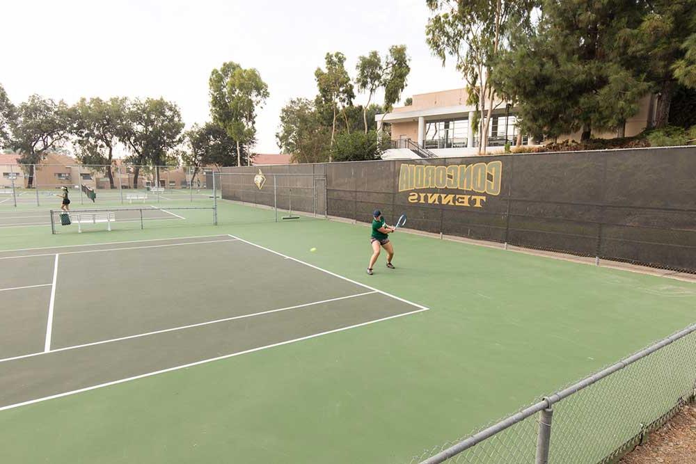 网球运动员在康科迪亚的球场上练习.