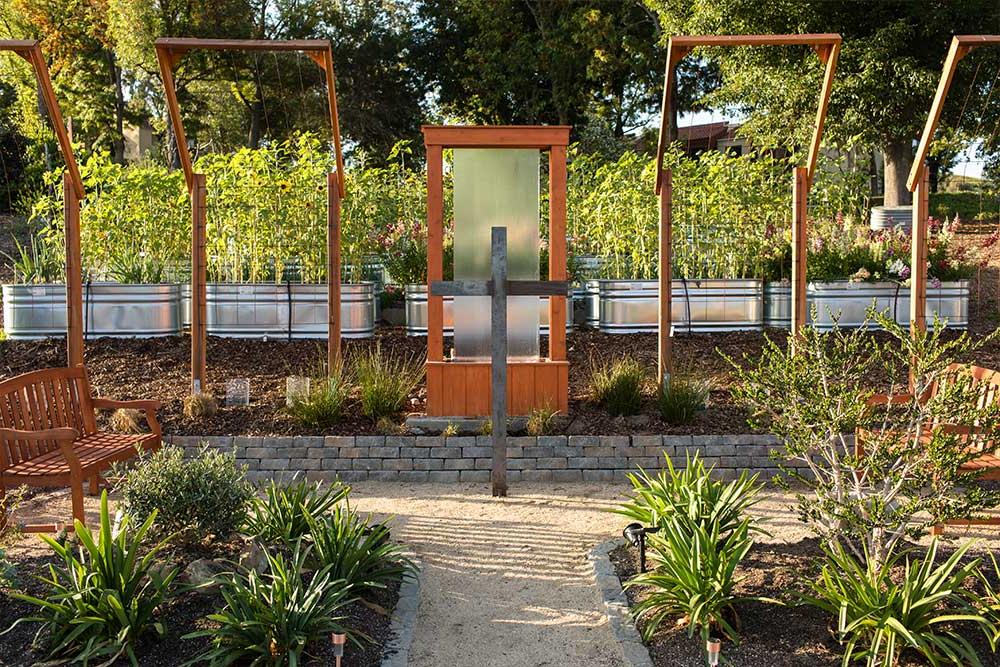 祈祷花园是一个鹰项目，为学生在康考迪亚的遗产花园中享受而完成.
